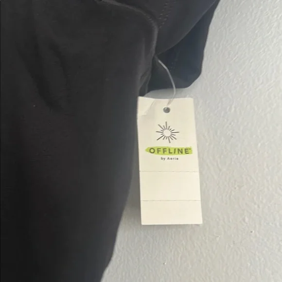 NWT Aerie Offline Black Fitted Crop Athletic Top with built in bra - Picture 2 of 4
